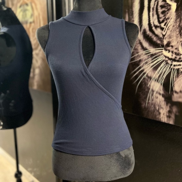 🔥3 for $25🔥 EUC- ROYAL BLUE HALTER OPEN FRONT TOP. SZ M - Picture 3 of 4